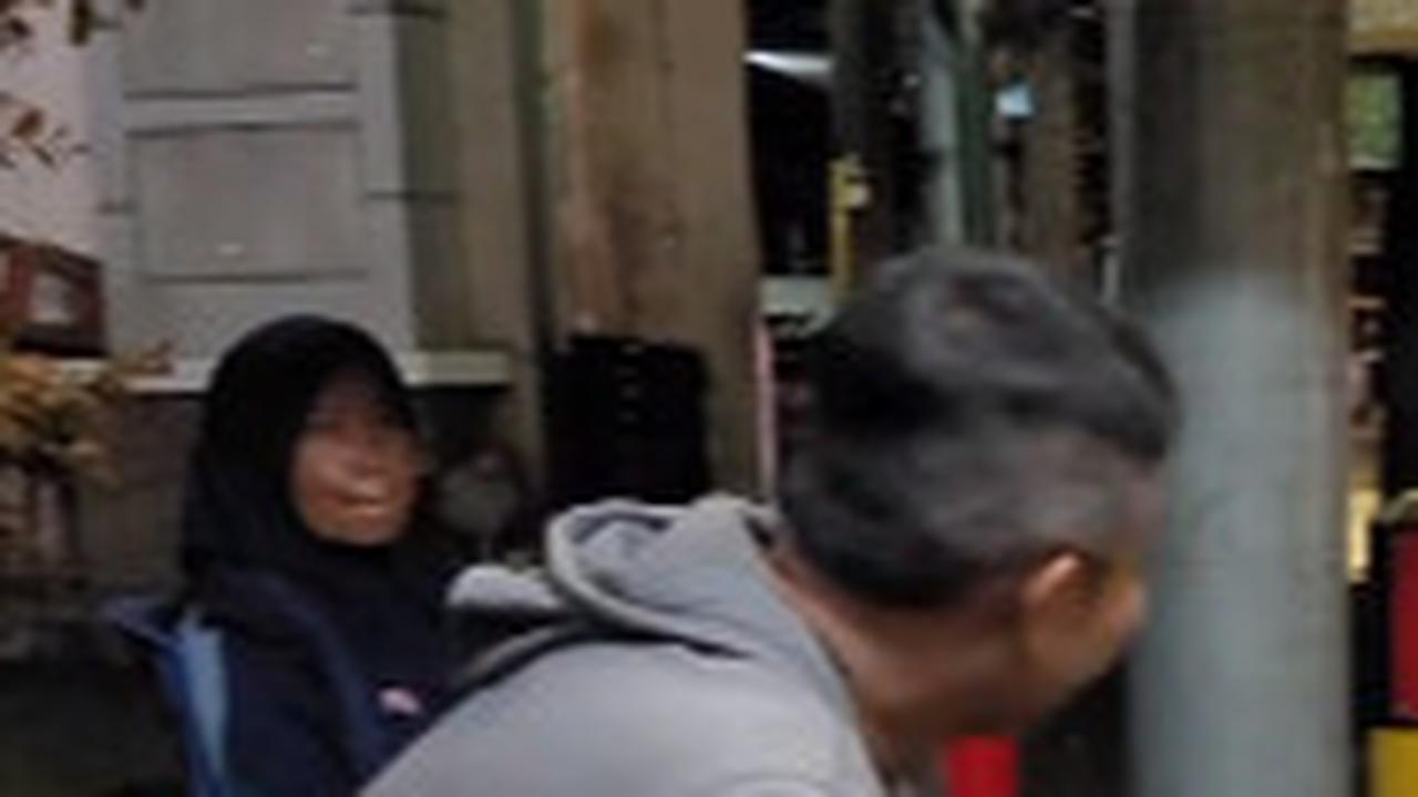 Potret Haru Seorang Ibu Pulang Sendiri Tengah Malam Usai Jualan di Pinggir Jalan