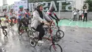 Pegawai PT KAI bersepeda bersama berbagai komunitas Urban SOS Cycling Club di Stasiun BNI City, Jakarta, Sabtu (21/1/2023). Kegiatan olahraga bersepeda yang bertajuk Collaboride digelar dalam rangka mempromosikan Stasiun BNI City sebagai area transportasi publik yang dapat digunakan untuk aktivitas warga. (Liputan6.com/Angga Yuniar)
