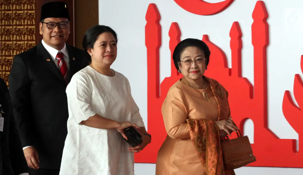 Presiden ke-5 RI Megawati Soekarnoputri didampingi putrinya Puan Maharani tiba menghadiri  Sidang Tahunan MPR, DPR dan DPD di Kompleks Parlemen, Senayan, Jakarta, Kamis, (16/8). Tema sidang tahunan kali ini Bhinneka Tunggal Ika. (Liputan6.com/Johan Tallo)