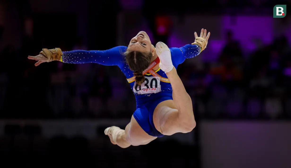 Pesenam Rumania, Denisa Golgota beraksi pada nomor senam lantai final aparatus putri Kejuaraan Dunia Gimnastik 2025 di Indonesia Arena, Senayan, Jakarta, Sabtu (25/10/2025). (Bola.com/Bagaskara Lazuardi)