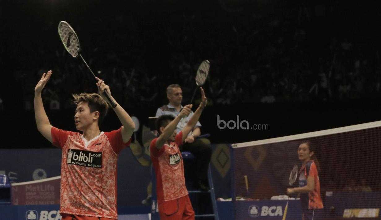 Ganda campuran Indonesia, Tontowi Ahmad/Liliyana Natsir, mengalahkan pasangan Malaysia, Tan Kian Meng/Lai Pei Jing pada laga Indonesia Open 2017 di JCC, Jumat (16/6/2017). Indonesia 21-18, 21-16. (Bola.com/M Iqbal Ichsan)