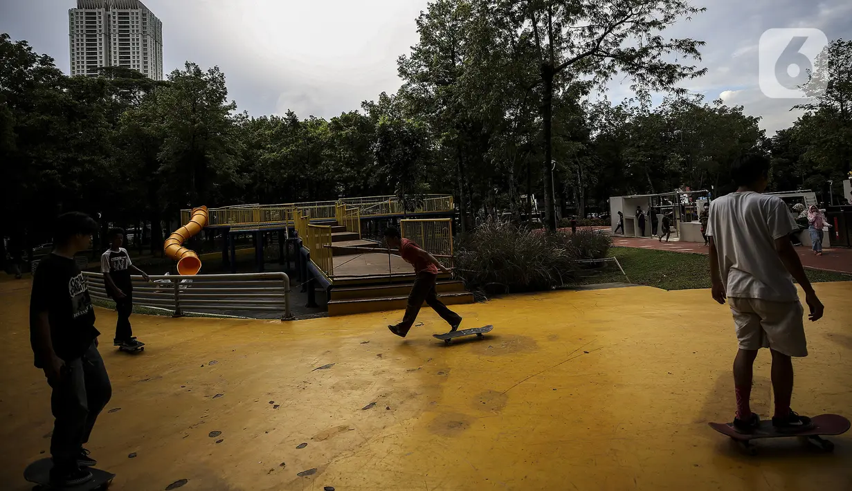 Warga bermain skateboard di Taman Puring, Jakarta, Sabtu (3/4/2021). Taman Puring menjadi salah satu tempat alternatif liburan warga di tengah masa Pandemi COVID-19 dan liburan panjang akhir pekan yang bertepatan dengan libur Hari Raya Paskah. (Liputan6.com/Johan Tallo)