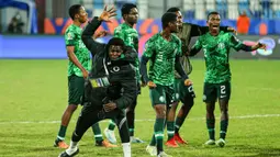 Para pemain Nigeria merayakan kemenangan atas Uganda pada laga babak perempatfinal Piala Afrika U-20 2023 di Suez Canal Stadium, Ismailia, Mesir (2/3/2023). Nigeria meraih tiket ke Piala Dunia U-20 2023 setelah sebelumnya lolos ke semifinal Piala Afrika U-20 2023 dengan mengalahkan Uganda 1-0 di babak perempatfinal. Setelah kalah 0-1 dari Gambia di laga semifinal, Nigeria akan menantang Tunisia dalam laga perebutan tempat ketiga pada 10 Maret 2023 mendatang. (CAF)