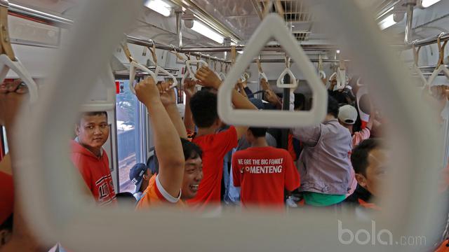 Bergelantungan di Kereta