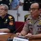 Karopenmas Div Humas Polri Dedi Prasetyo (kanan) memberi keterangan saat konferensi pers pengungkapan kasus narkoba jaringan internasional sindikat Afrika Selatan di Bareskrim Polri, Jakarta, Kamis (17/10/2019). Polisi menyita 1.095 gram narkotika jenis sabu. (Liputan6.com/Herman Zakharia)