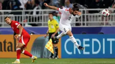 Pemain Palestina Mohammed Khalil (kanan) mengejar bola saat melawan Hong Kong pada pertandingan sepak bola Grup C Piala Asia di Stadion Abdullah Bin Khalifa, Doha, Qatar, Selasa (23/1/2024). Palestina menang3-0. (AP Photo/Hussein Sayed)