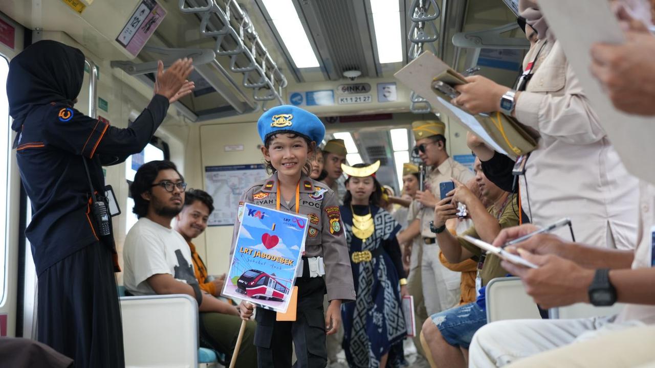 Potret Anak-Anak Turut Meramaikan Hari Pahlawan Nasional di LRT Jabodebek