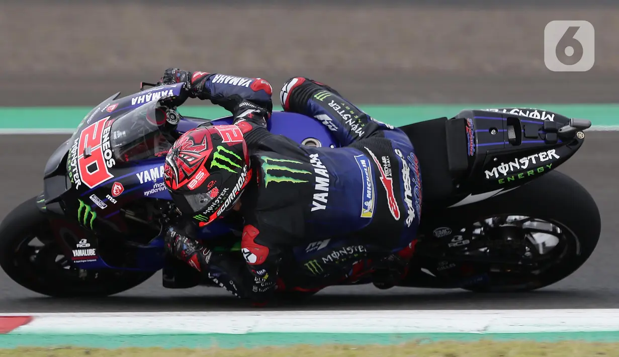 Pembalap Monster Energy Yamaha MotoGP, Fabio Quartararo saat sesi kualifikasi MotoGP di Pertamina Mandalika International Street Sirkuit, Nusa Tenggara Barat, Sabtu (22/3/2022). Fabio Quartararo menempati pole position dengan catatan waktu 1 menit 31,067 detik. (Liputan6.com/Helmi Fithriansyah)