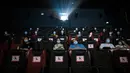 Pengunjung menyaksikan film di sebuah bioskop di Wuhan, Provinsi Hubei, China, Senin (20/7/2020). Dengan mengambil berbagai langkah pencegahan COVID-19, bioskop-bioskop di Kota Wuhan mulai kembali dibuka secara bertahap pada 20 Juli 2020. (Xinhua/Xiao Yijiu)
