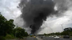 Kebakaran besar menghanguskan sebuah pasar mingguan di ibu kota Pakistan, Islamabad, pada tanggal 10 Juli 2024. (Aamir Qureshi/AFP)