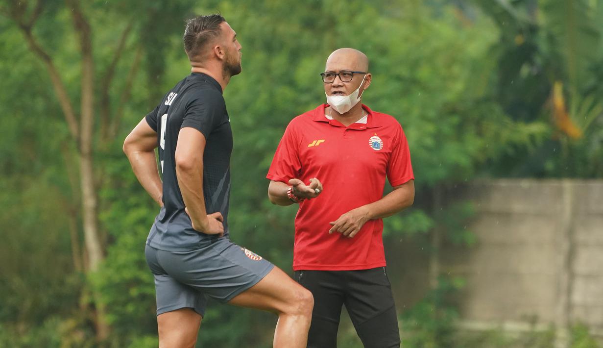 Pelatih Persija Jakarta, Sudirman (kanan) berbincang dengan striker Marko Simic di sela latihan perdana Persija Jakarta usai menjuarai Piala Menpora 2021 menjelang bergulirnya Liga 1 di National Youth Training Centre (NYTC) Sawangan Depok, Kamis (20/5/2021). (Foto: Dok. Persija Jakarta)