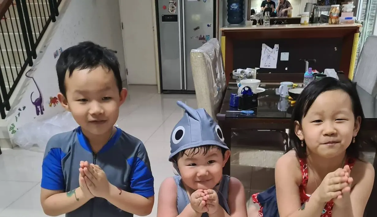 Ketiganya terlihat akur, ya! Ini saat mereka bersiap jadi 'baby shark' dan nyemplung ke kolam renang rubber di rumah. (Foto: Instagram @hendrasansan)