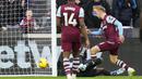 Striker West Ham United, Jarrod Bowen (kanan) mencetak gol pertama timnya ke gawang Manchester United pada laga pekan ke-18 Liga Inggris 2023/2024 di London Stadium, London, Sabtu (23/12/2023). (AP Photo/Kirsty Wigglesworth)