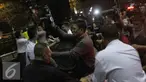 Suasana kegaduhan di depan Gedung KPK, Jakarta, Senin (6/7/2015). Massa pendukung Budi Antoni Aljufri dan Suzanna melakukan pemukulan kepada wartawan yang sedang meliput (Liputan6.com/Helmi Afandi)