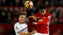 Pemain Manchester United, Jesse Lingard, berduel dengan pemain West Ham United, Mark Noble, pada laga pekan ke-13 Premier League di Old Trafford, Minggu (27/11/2016). (Action Images via Reuters/Carl Recine)