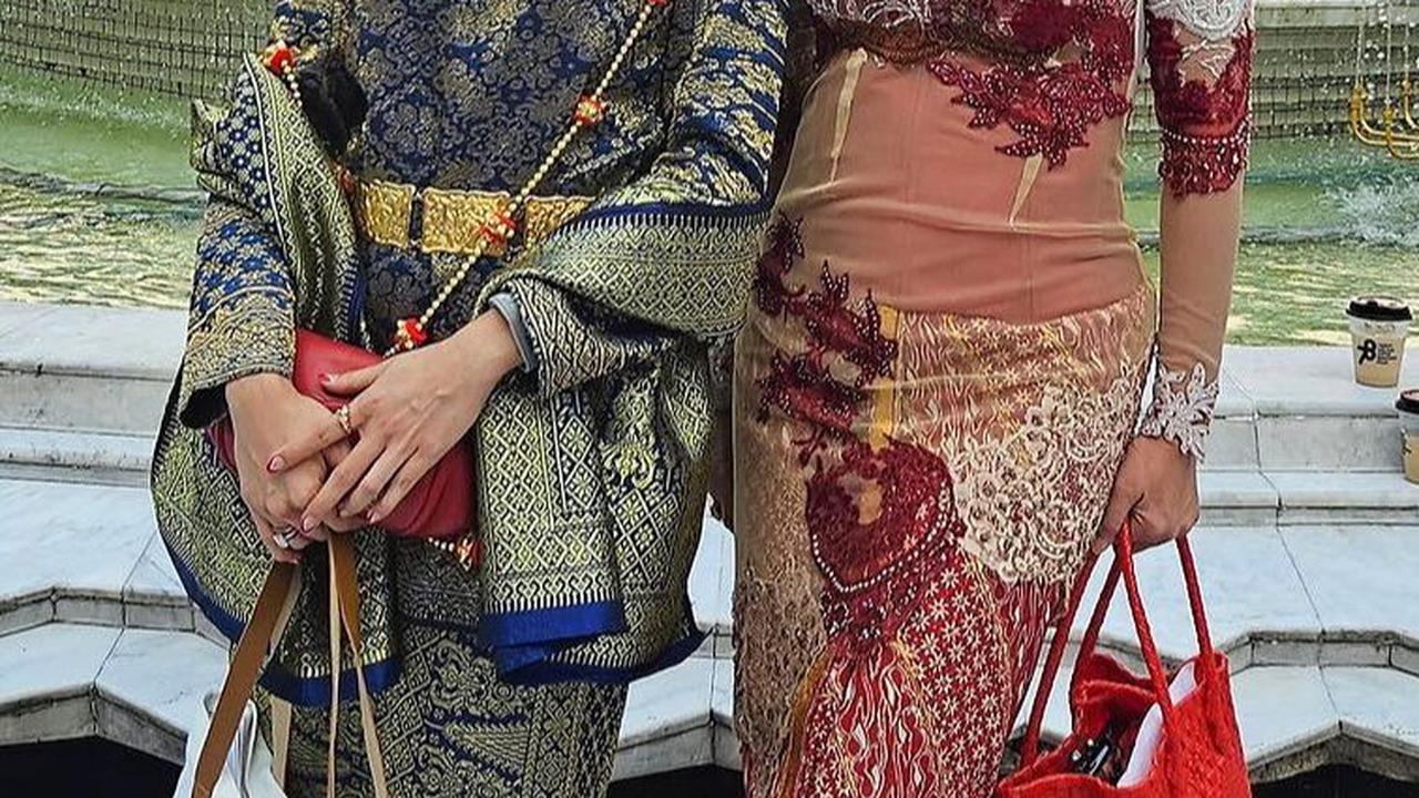 Asri Welas tampil dengan busana kebaya berwarna merah dan putih. Ia juga mengenakan tatanan rambut sanggul agar penampilannya terlihat sempurna sebagai perempuan Jawa.