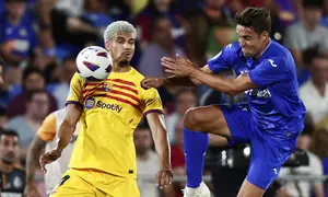 Pemain Barcelona, Ronald Araujo (kiri) berebut bola dengan pemain Getafe, Juanmi Latasa pada laga pekan pertama Liga Spanyol 2023/2024 di Coliseum Alfonso Perez Stadium, Getafe, Spanyol, 14 Agustus 2023 WIB. (AP Photo/Alvaro Medranda)