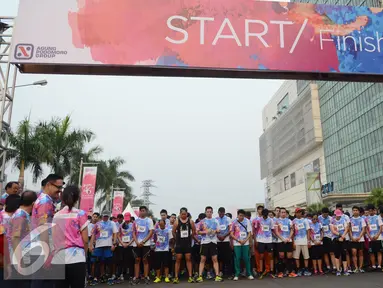 Para peserta lari bertema Run & Walk in harmony bersiap melakukan start di kawasan Senayan City, Jakarta, Minggu (27/09/2015). Sebanyak 3500 peserta mengikuti dan berpartipasi dalam Run & Walk in harmony sejauh 5 km. (Liputan6.com/Herman Zakharia)