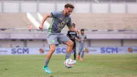 Pemain Persebaya Surabaya, Ze Valente mengontrol bola saat laga lanjutan BRI Liga 1 2023/2024 antara Dewa United melawan Persebaya Surabaya di Indomilk Arena, Tangerang, Sabtu (30/09/2023). (Bola.com/Bagaskara Lazuardi)