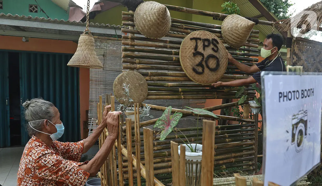 Suasana Tempat Pemungutan Suara  (TPS) 30 bernuansa rumah adat Sunda di lingkungan RT 02 RW 06 Kelurahan Cipayung, Depok, Jawa Barat, Selasa (8/12/2020). Jelang pelaksanaa Pilkada serentak 2020, sejumlah TPS bernuansa rumah adat dari berbagai daerah di Indonesia. (Liputan6.com/Herman Zakharia)