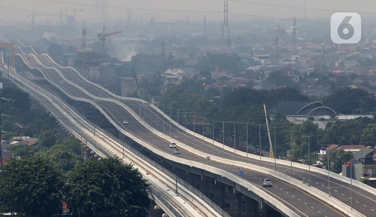 Kendaraan roda empat melintas di Tol Layang Jakarta-Cikampek, Bekasi, Jawa Barat, Minggu (7/6/2020). Djoko Dwijono Direktur Utama PT Jasamarga Jalan Layang Cikampek (JJC) selaku operator jalan tol layang mengatakan operasional akan dilakukan secara bertahap. (Liputan6.com/Herman Zakharia)