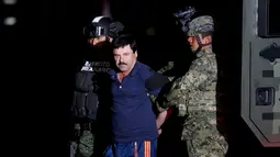 Tentara Meksiko mengawal ketat gembong narkoba Joaquin "El Chapo" Guzman di kantor Kejaksaan Agung, Meksiko (8/1/2016). Joaquin "El Chapo" Guzman melarikan diri dari penjara melalui terowongan yang ia buat pada 11 Juli 2015. (REUTERS/Tomas Bravo)