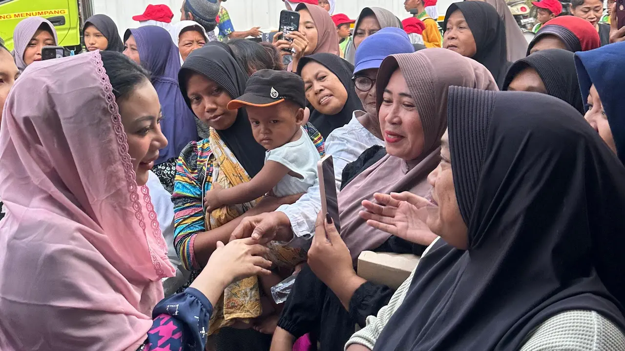 Bupati Brebes Paramitha Widya Kusuma saat bertemu warga. (Istimewa)