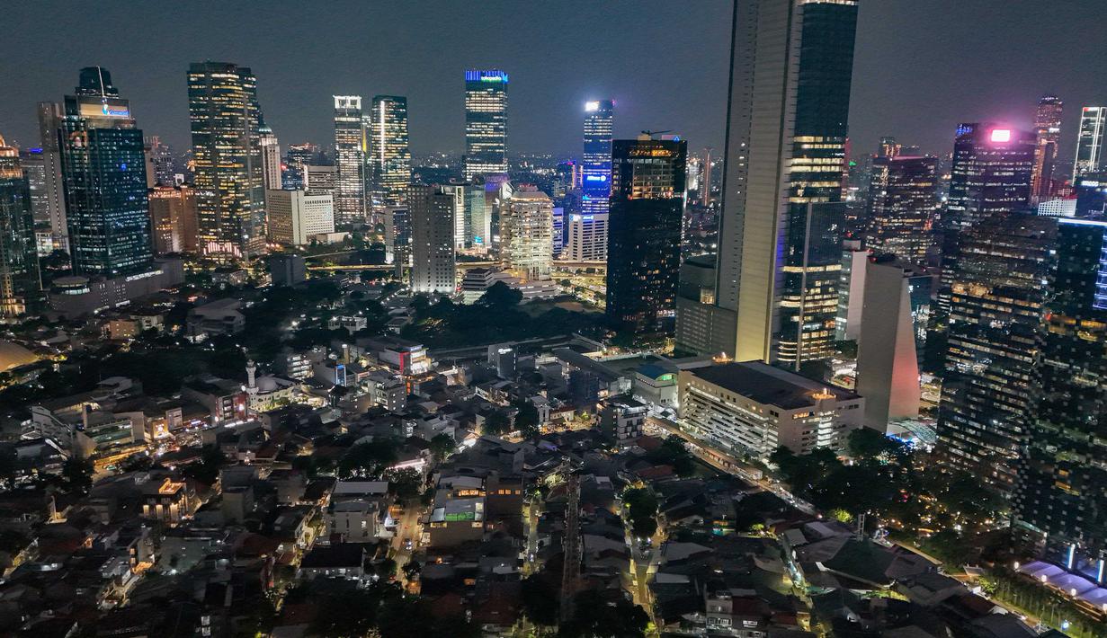 Menurut Pramono Anung, lewat integrasi CCTV, Pemerintah Provinsi Jakarta dapat memantau situasi kota secara lebih cepat dan efektif, di antaranya penanganan darurat, kriminalitas, hingga manajemen lalu lintas. Tampak foto udara memperlihatkan suasana malam gedung-gedung bertingkat di kawasan Sudirman, Jakarta, Selasa (7/4/2026). (merdeka.com/Arie Basuki)
