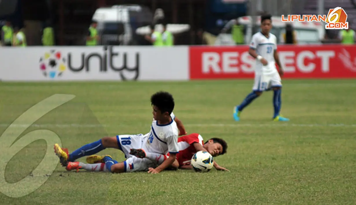 Aksi saling jegal diperlihatkan pemain Laos dan Filipina dalam laga lanjutan kualifikasi Piala AFC U19 yang berlangsung di Stadion GBK Jakarta (Liputan6.com/ Helmi Fithriansyah)
