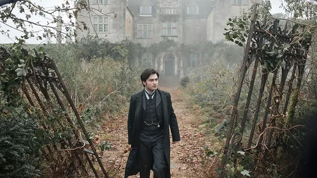 Daniel Radcliffe sebagai Arthur Kipps di The Woman In Black. (Foto: Dok. CBS Films/ IMDb)