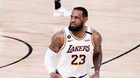 Reaksi bintang LA Lakers, LeBron James pada pertandingan final NBA 2020, Senin (12/10/2020). Lakers menjadi jawara NBA musim ini setelah menumbangkan Miami Heat dengan skor 4-2.  (AFP / Douglas P DeFelice)