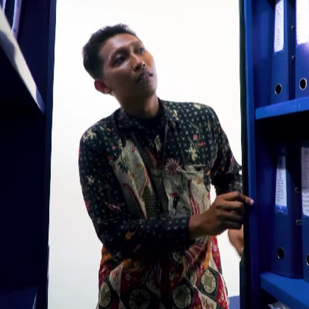 Pria pengawal berkas di Unesa