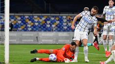 Kiper Inter Milan, Samir Handanovic (kiri) gagal menangkap bola yang dilepaskan striker Napoli, Lorenzo Insigne yang berujung gol bunuh diri dalam laga lanjutan Liga Italia 2020/2021 di Diego Armando Maradona Stadium, Minggu (18/4/2021). Inter bermain imbang 1-1 dengan Napoli. (AFP/Tiziana Fabi)