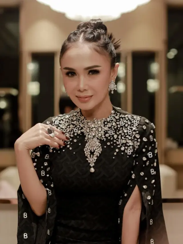 Potret Dress Hitam Yuni Shara