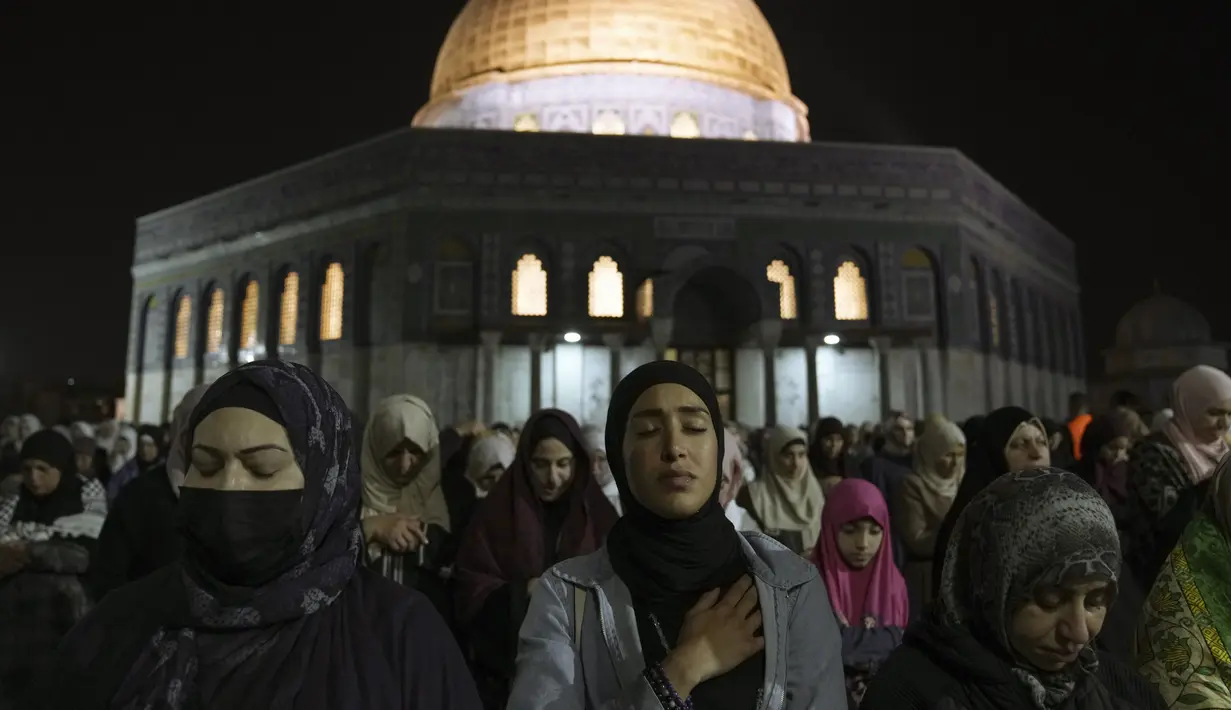 <p>Umat Muslim Palestina berdoa selama malam Lailatul Qadar di depan Masjid Kubah Batu, di kompleks Masjid Al Aqsa di Kota Tua Yerusalem, Rabu (27/4/2022). Malam ke 27 Ramadhan atau malam ganjil 2 hari terakhir bulan Ramadan menjadi momen terpenting umat muslim memperbanyak ibadah dan doa untuk memburu Lailatul Qadar. (AP Photo/Mahmoud Illean)</p>