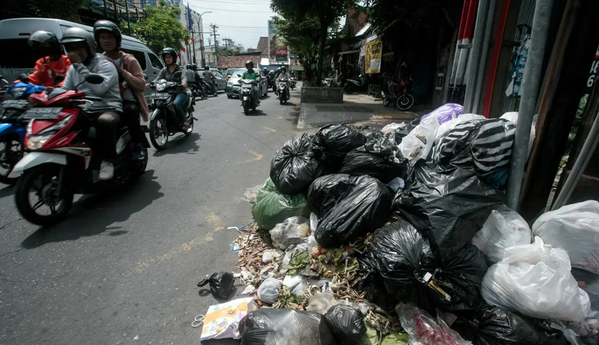 Sampah-sampah tampak bertebaran di sejumlah tepi ruas jalan. Mulai Jalan KH Wakhid Hasyim, Jalan Cendana, Jalan Sukonandi, Jalan Sastrodipuran, dan Jalan Magelang. (DEVI RAHMAN/AFP)