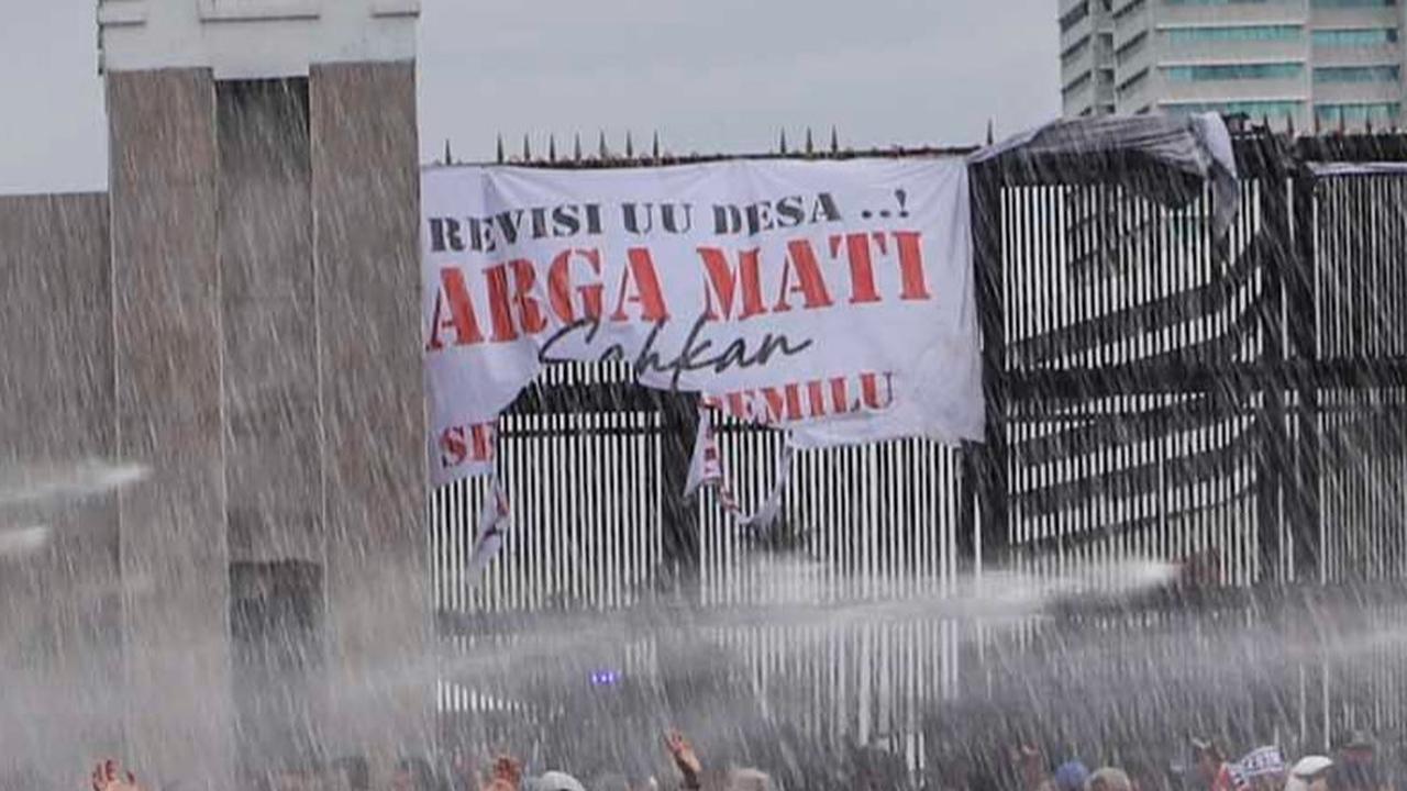 FOTO: Aksi Demo Apdesi Tuntut UU Desa Disahkan Sempat Ricuh, Water Canon Siram Massa yang Coba Robohkan Pagar DPR