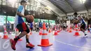 Peserta mendrible bola basket saat mengikuti selection camp Junior NBA di Cilandak Sport Center, Jakarta (20/08). Kegiatan yang berlangsung pada 20-21 Agustus. (Liputan6.com/Fery Pradolo). 