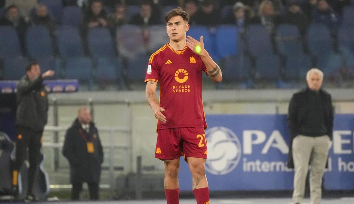 Pemain AS Roma, Paulo Dybala, terkena sinar laser saat melawan Lazio pada laga perempat final Coppa Italia 2023/2024 di Stadio Olimpico, Kamis (11/1/2024). Pertandingan rival ibu kota itu berlangsung panas dan sengit. (AP Photo/Gregorio Borgia)