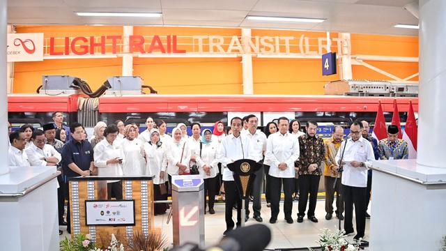 Presiden Republik Indonesia Joko Widodo atau Jokowi meresmikan operasional Kereta Api Ringan/Light Rail Transit terintegrasi di Wilayah Jakarta, Bogor, Depok, dan Bekasi (LRT Jabodebek) di Stasiun Cawang, Jakarta, Senin (28/8/2023). (Dok Kemenhub)