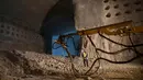 Pekerja mengunakan alat berat menyelesaikan pemakaman bawah tanah di Yerusalem, Israel (14/11).   Proyek pembangunan yang didanai oleh Chevra Kadisha diperkirakan menghabisi dana 50 juta dollar US. (AP Photo / Oded Balilty)