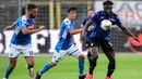 Penyerang Atalanta, Duvan Zapata, berusaha melewati pemain Napoli pada laga lanjutan Serie A pekan ke-29 di Gewiss Stadium, Jumat (3/7/2020) dini hari WIB. Atalanta menang 2-0 atas Napoli. (AFP/Miguel Medina)