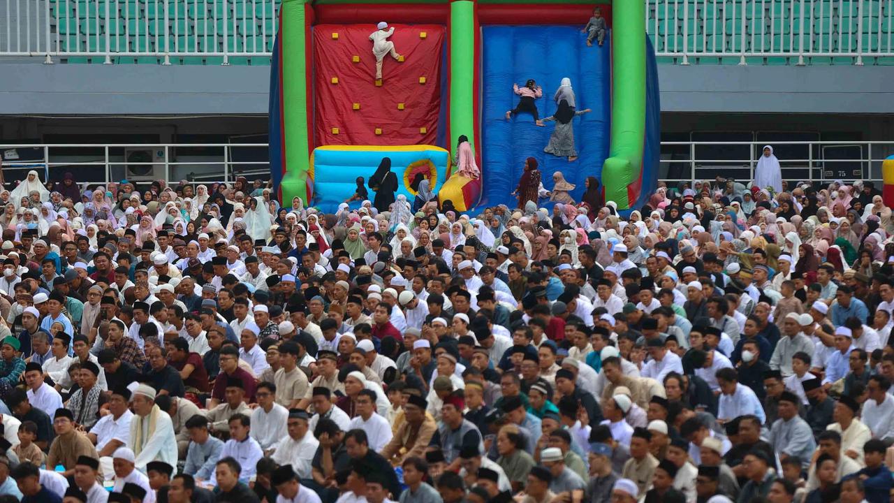 FOTO: Ribuan Warga Bogor Padati Stadion Pakansari untuk Shalat Idul Fitri