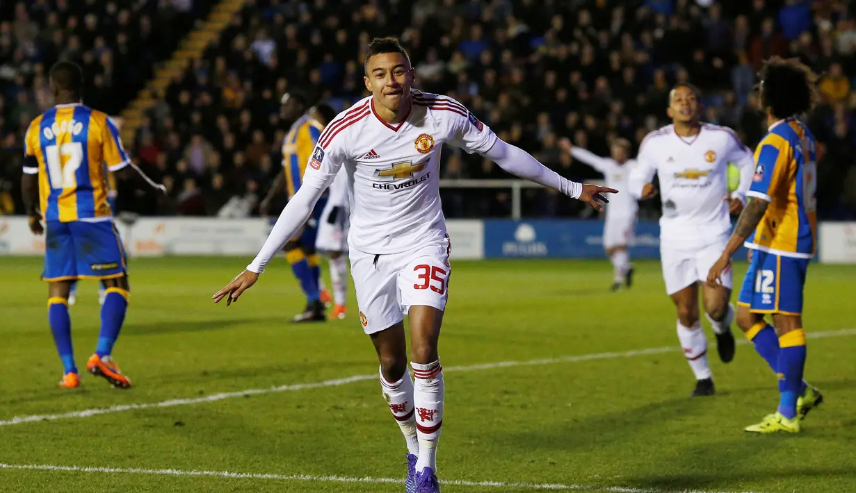 Ekspresi pemain MU, Jesse Lingard, setelah mencetak gol ketiga ke gawang Shrewsbury Town pada putaran kelima Piala FA di Stadion Greenhous Meadow, Shrewsbury, Selasa (23/2/2016) dini hari WIB. (Reuters/Andrew Yates)