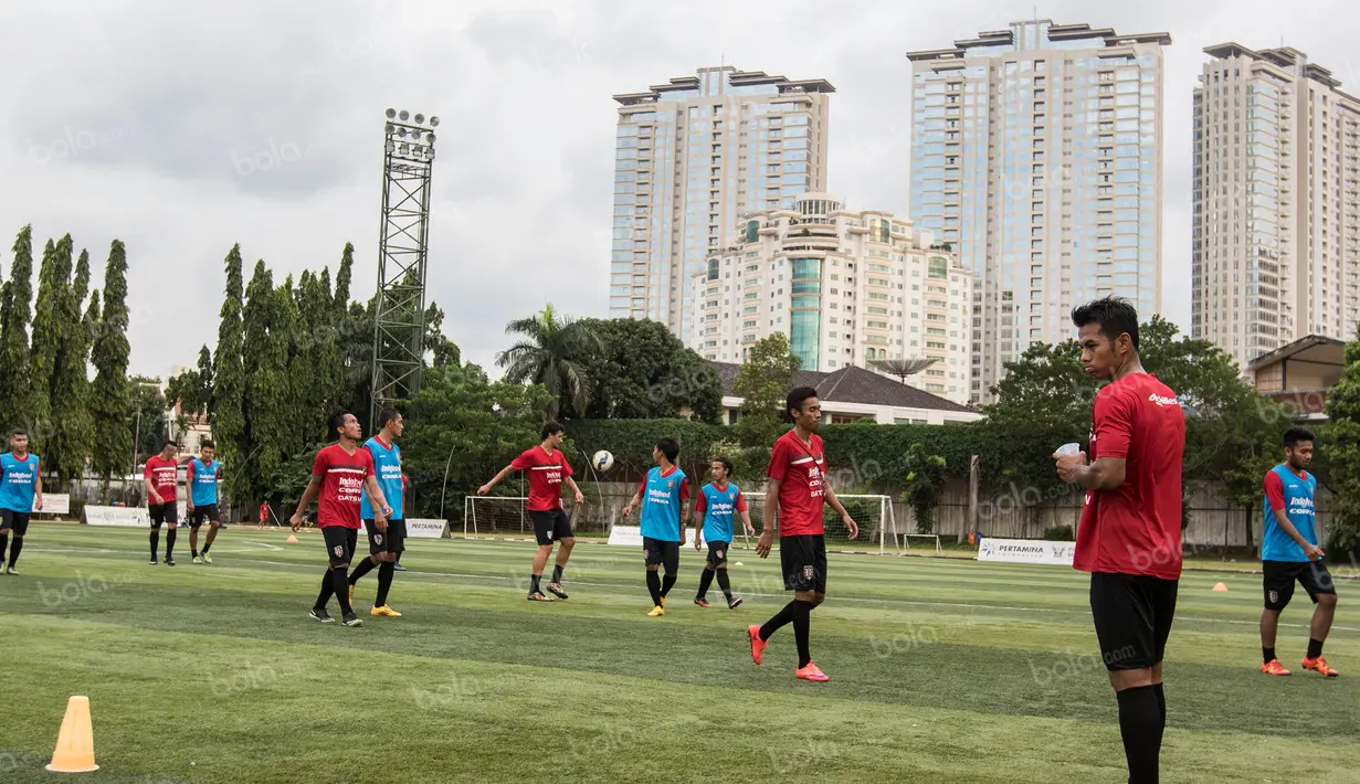 Para pemain Bali United usai menjalani latihan di Lapangan Pertamina, Simprug, Jakarta, Rabu (6/4/2016). (Bola.com/Vitalis Yogi Trisna)