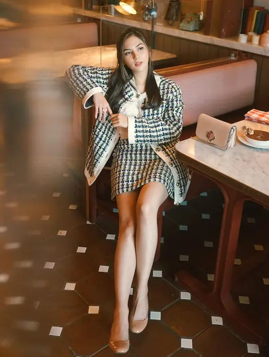 <p>Tak perlu pusing untuk mix and match, gunakan one set blazer dan rok. Bahan tweed pada busana yang dikenakan memberi look mewah yang effortless. [Instagram/jscmila]</p>