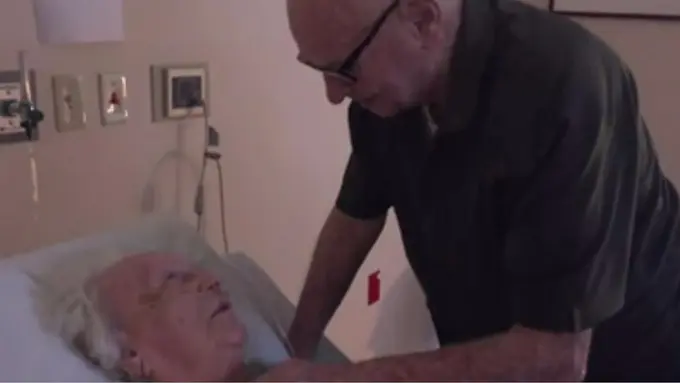 Kisah Nyata, Kakek Tua Ini Bernyanyi Hingga Sang Istri Mati