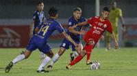 Bek Persija Jakarta, Ilham Rio Fahmi (kanan) berusaha melewati pemain PSIS Semarang dalam laga pekan kedua BRI Liga 1 2021/2022 di Indomilk Arena, Tangerang, Minggu (12/9/2021). Kedua tim bermain imbang 2-2. (Foto: Bola.Com/M. Iqbal Ichsan)