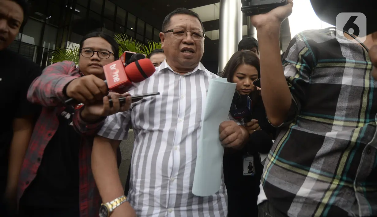 Bupati  Tulungagung, Maryoto Birowo usai menjalani pemeriksaan oleh penyidik di Gedung KPK, Jakarta, Selasa (11/2/2020). Maryoto Birowo diperiksa sebagai saksi untuk tersangka mantan Ketua DPRD Tulungagung Supriyono. (merdeka.com/Dwi Narwoko)
