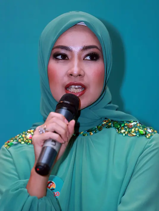 Dalam tradisi keluarga besarnya, setiap hari raya Idul Adha, keluarga besar pemeran dalam film 'Di Balik 98' itu berkumpul di rumah mamanya. Dikeluarga besar itu, pada membawa masakan masing-masing. (Deki Prayoga/Bintang.com)